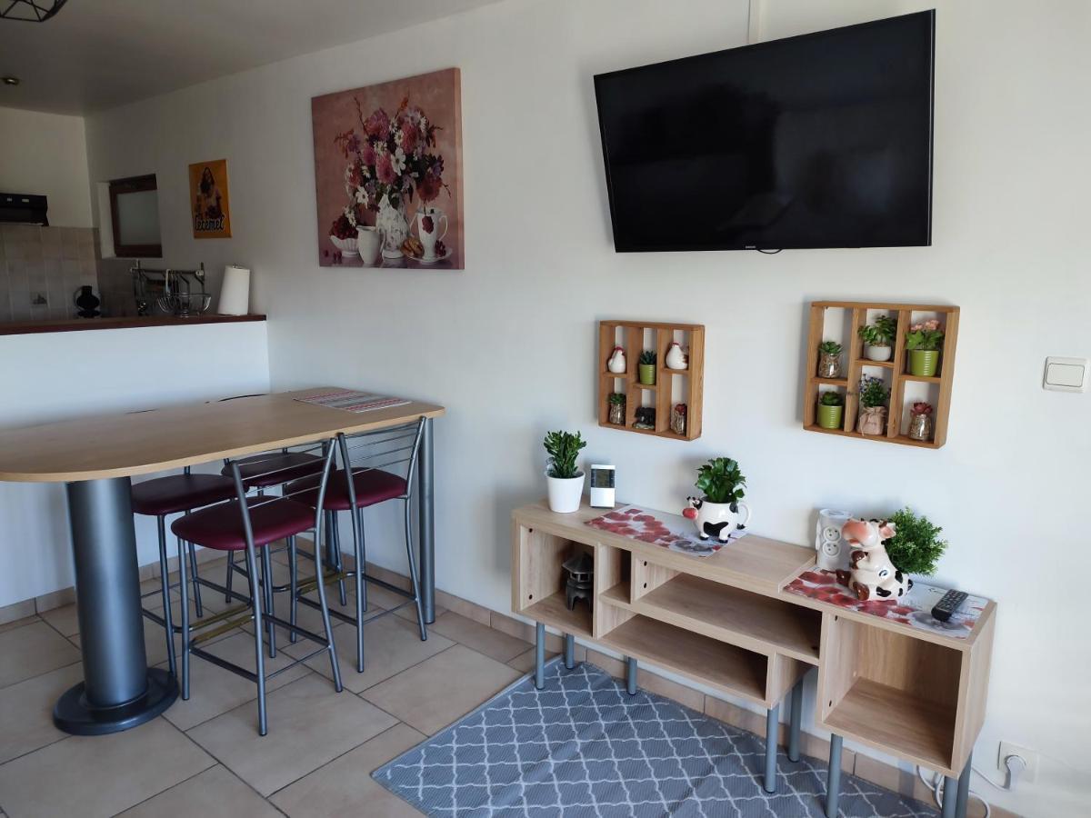 Le Champs Des Lievres Apartment Beaumont Exterior photo